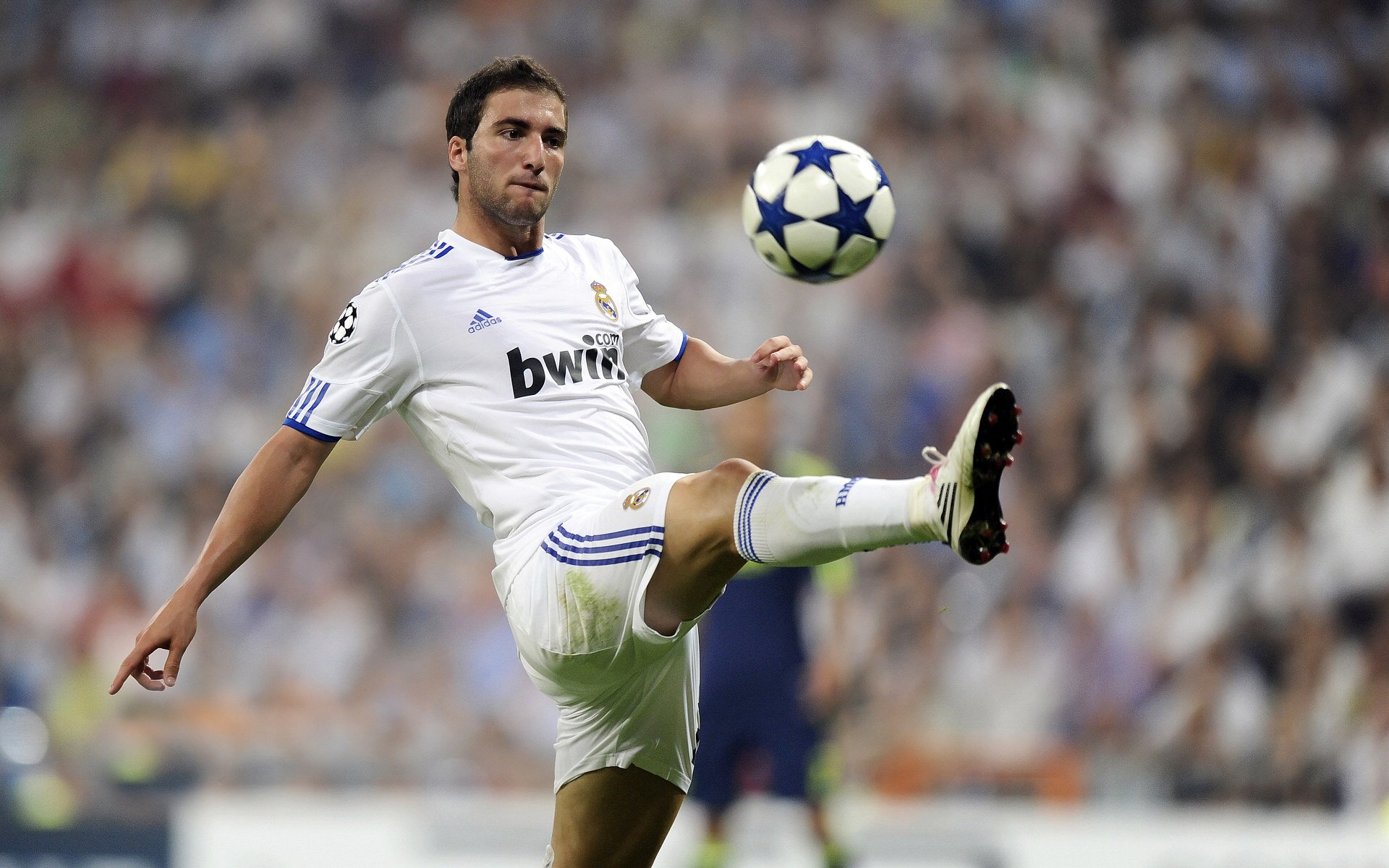 维拉中路渗透和边路突击形成进攻维度，维拉阵型